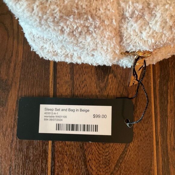 Wantable - Plush Sleep Mask, Socks & Scrunchie Set with Carry Pouch - Brand New! - Picture 6 of 6